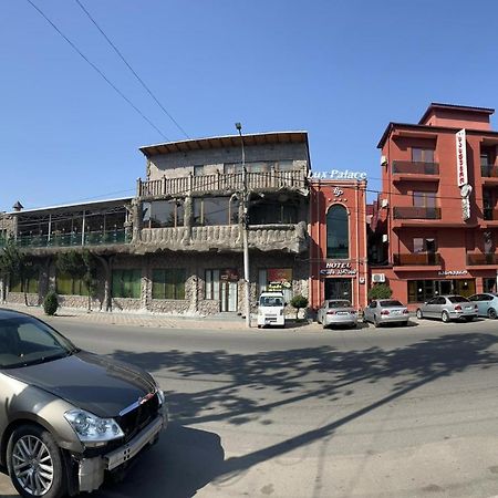 Lux Palace Hotel Koetaisi Buitenkant foto