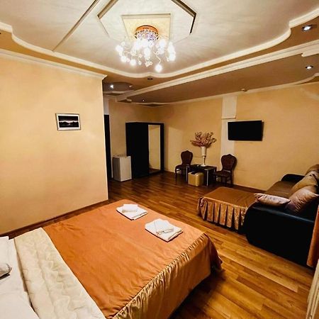 Lux Palace Hotel Koetaisi Buitenkant foto