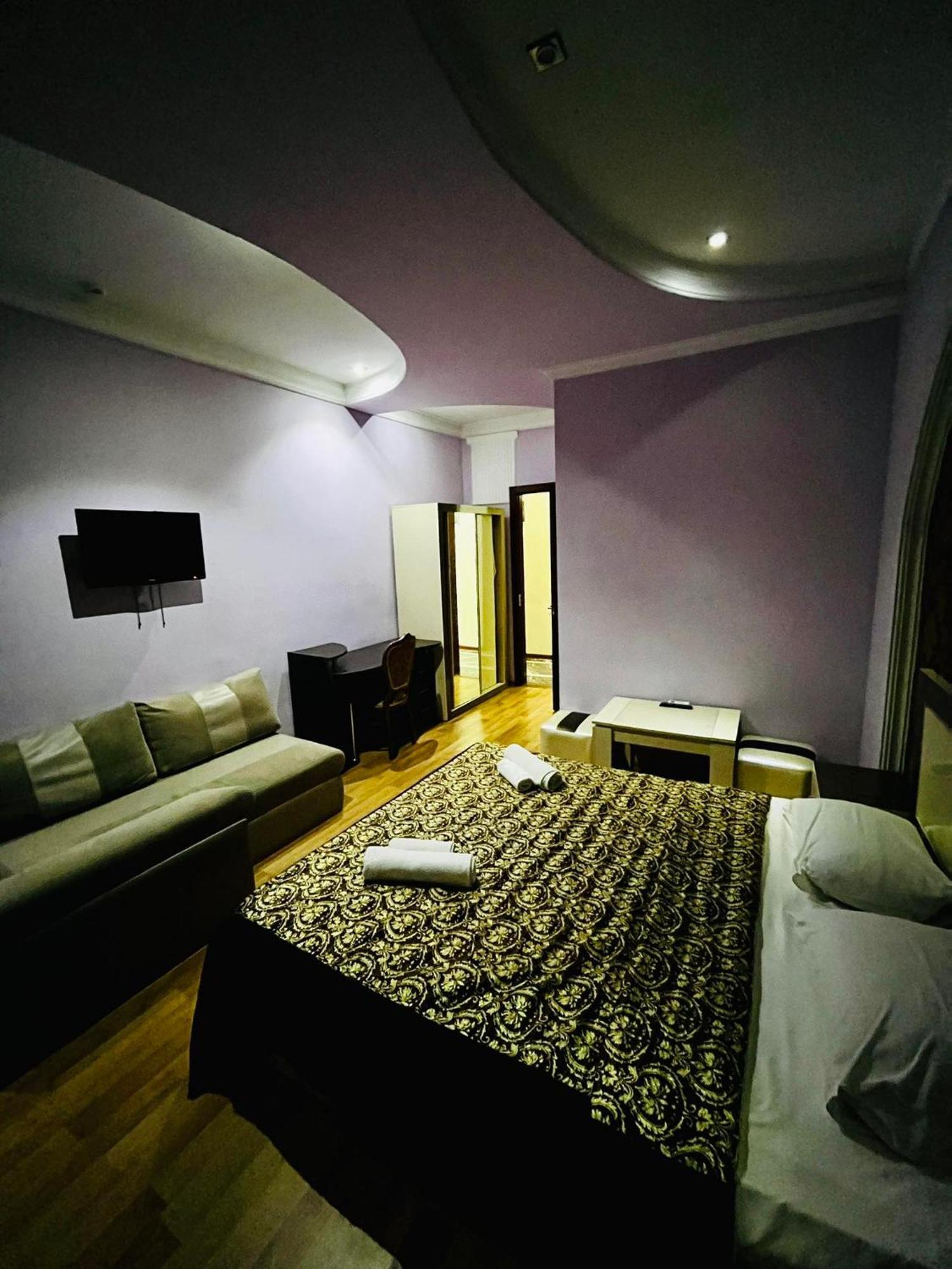 Lux Palace Hotel Koetaisi Buitenkant foto