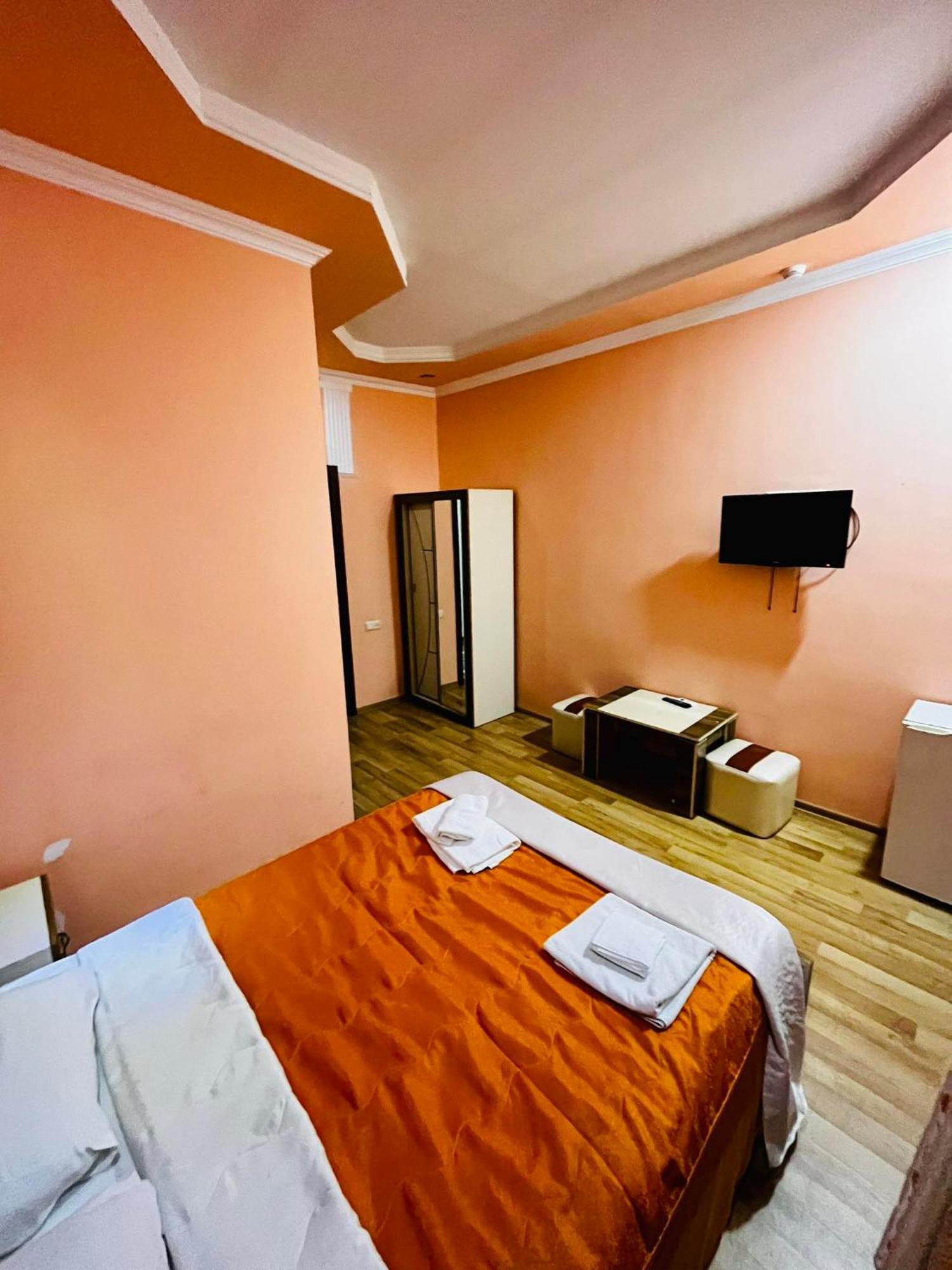 Lux Palace Hotel Koetaisi Buitenkant foto