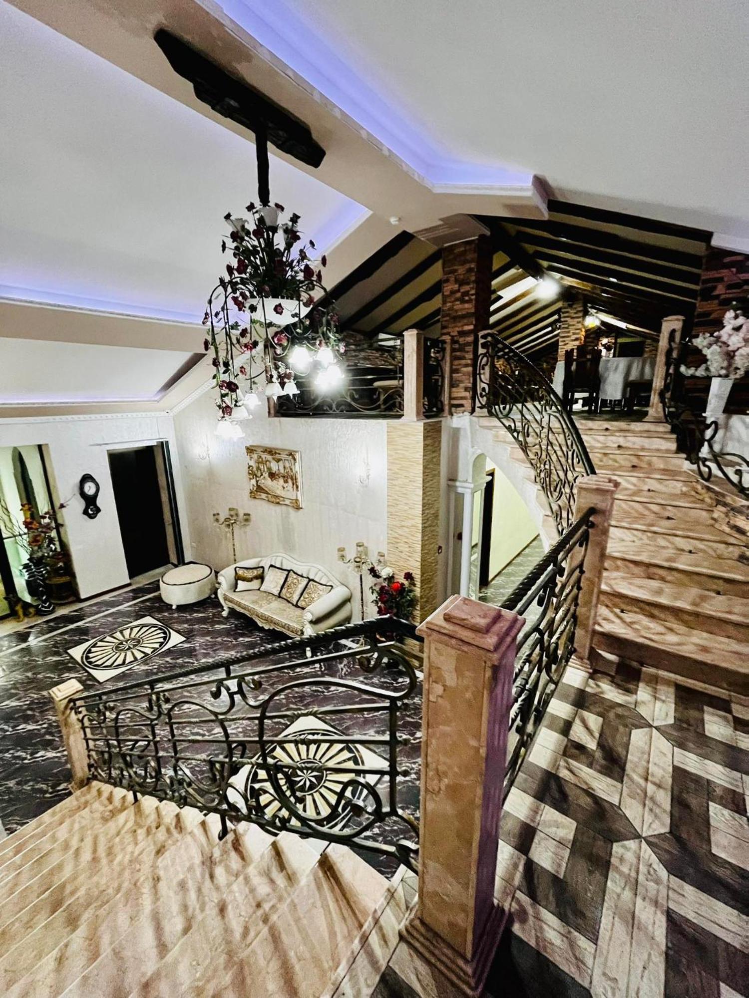 Lux Palace Hotel Koetaisi Buitenkant foto