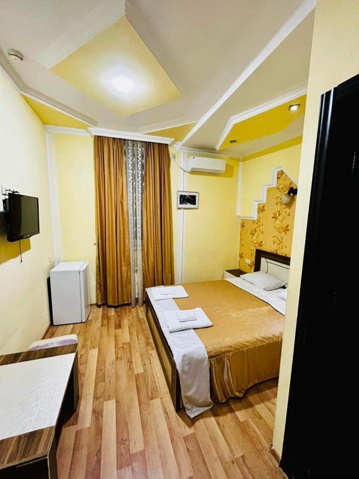 Lux Palace Hotel Koetaisi Buitenkant foto