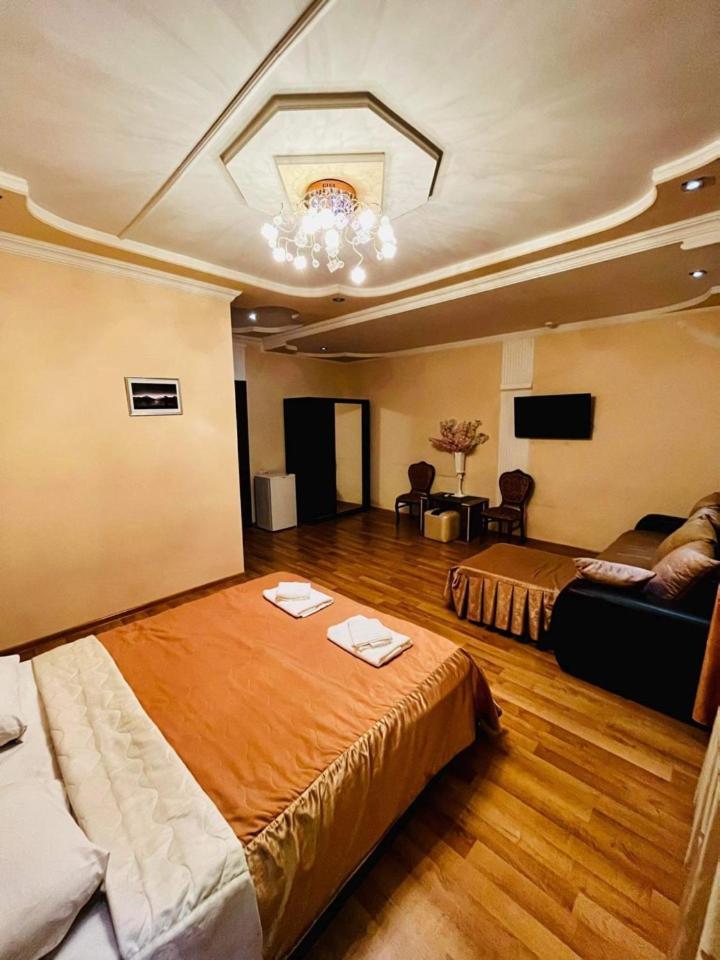 Lux Palace Hotel Koetaisi Buitenkant foto