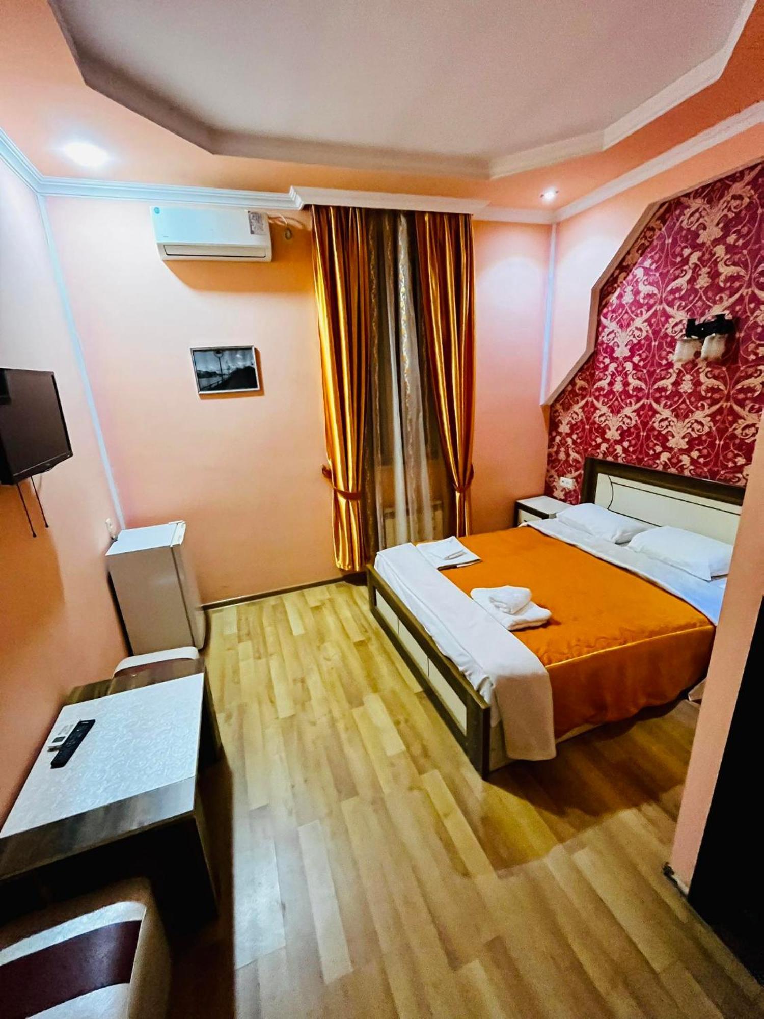 Lux Palace Hotel Koetaisi Buitenkant foto