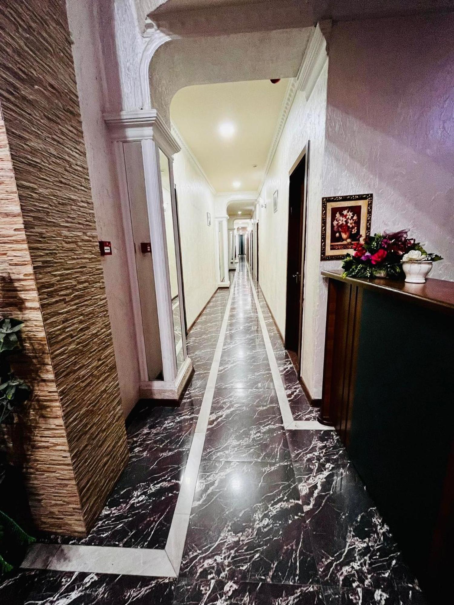 Lux Palace Hotel Koetaisi Buitenkant foto