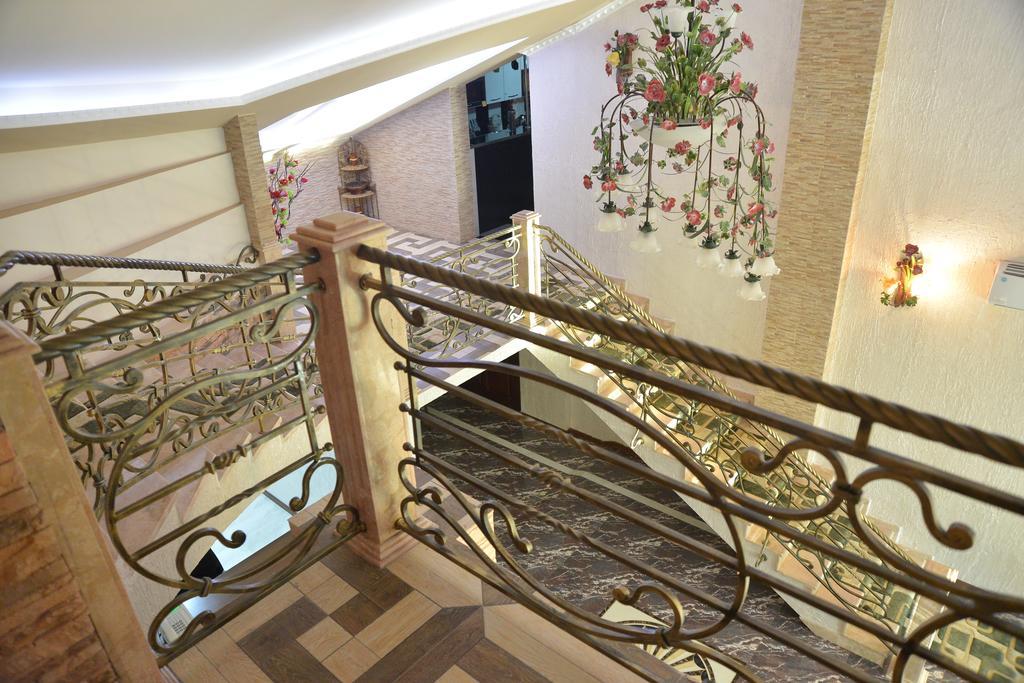 Lux Palace Hotel Koetaisi Buitenkant foto