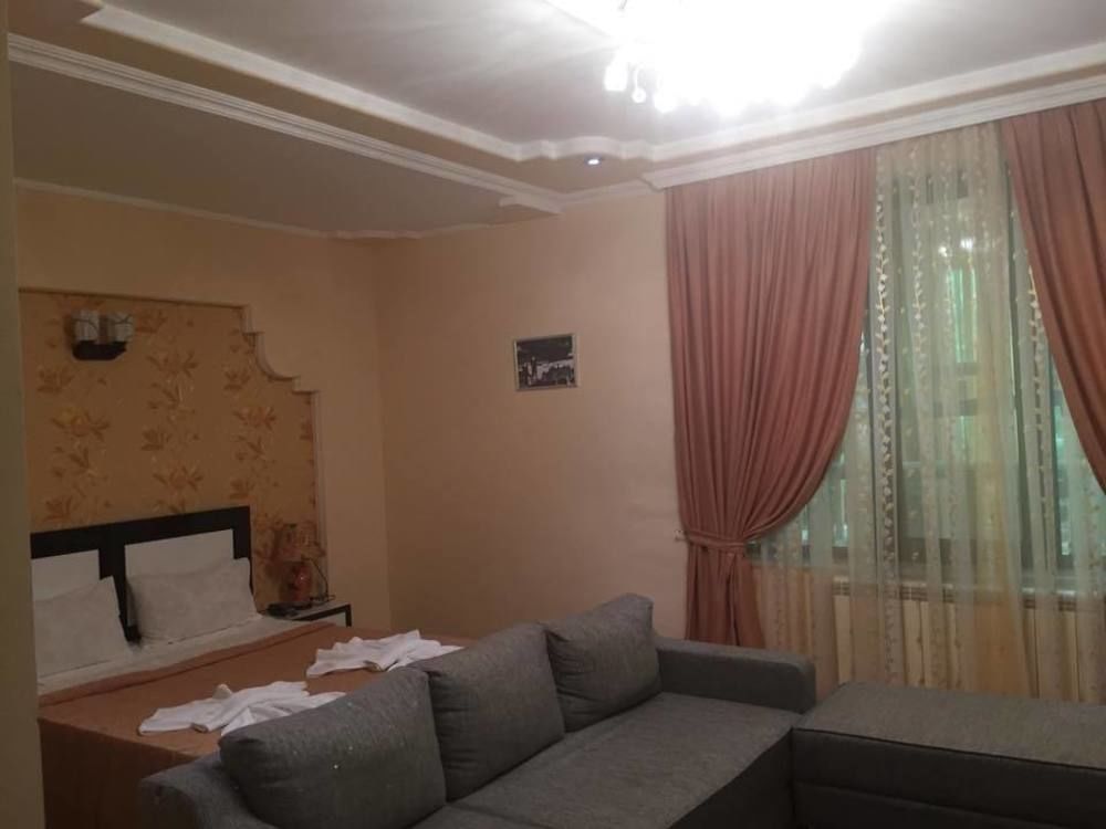 Lux Palace Hotel Koetaisi Buitenkant foto