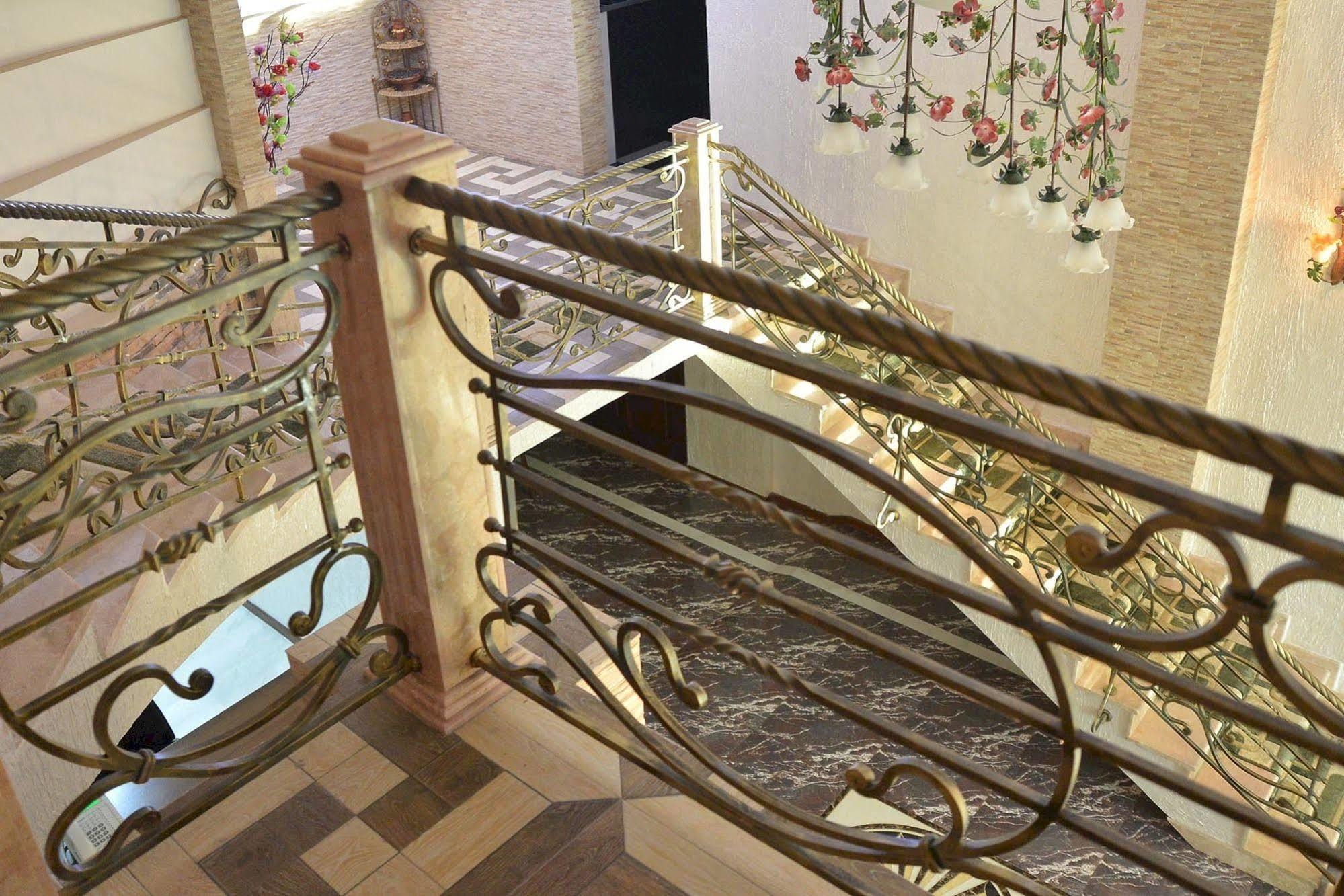 Lux Palace Hotel Koetaisi Buitenkant foto
